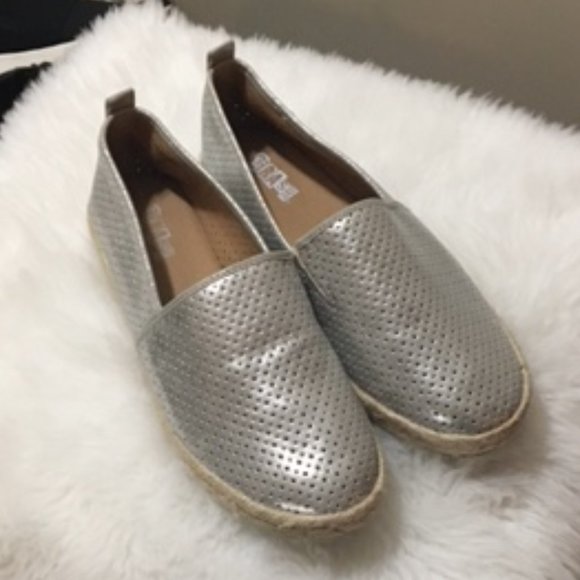 BRASH Metallic Silver Mesh Flat Espadrilles 9 NEW - Picture 2 of 3
